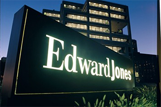 Enseigne Edward Jones sur le parvis des locaux